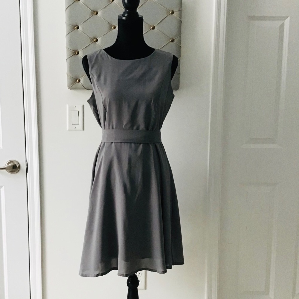 Gray lined sleeveless dress